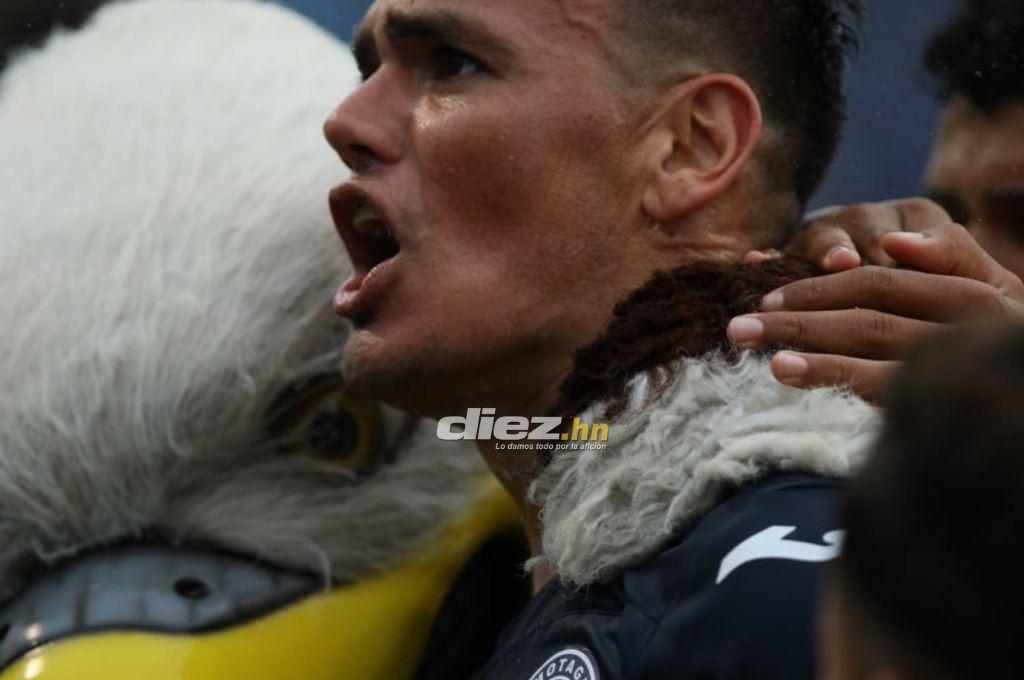 NO SE VIO EN TV: Los enfados de Héctor Vargas, dedicatoria de Moreira y el aficionado de la caguama en la fiesta de Motagua en la final