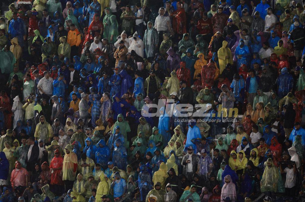 ¡Espectacular! Llenazo en el estadio Morazán por el Honduras-México pese a la lluvia y Rambo de León, presente