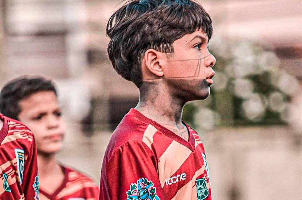 A sus 10 años se 'tatuó' todo su cuerpo: la razón por la que joven futbolista se vuelve viral en las redes: Son voces ancestrales...
