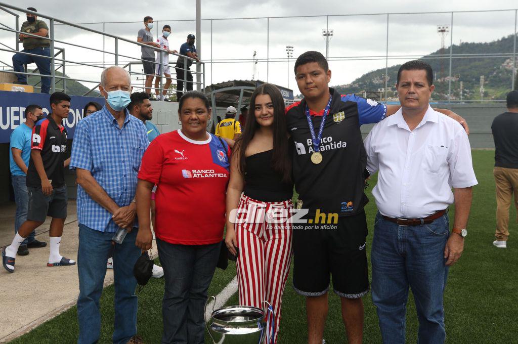 Presumieron la copa y la pancarta especial: Así fue el espectacular recibimiento que tuvo el Olimpia Sub-15 tras ganar la Donosti Cup
