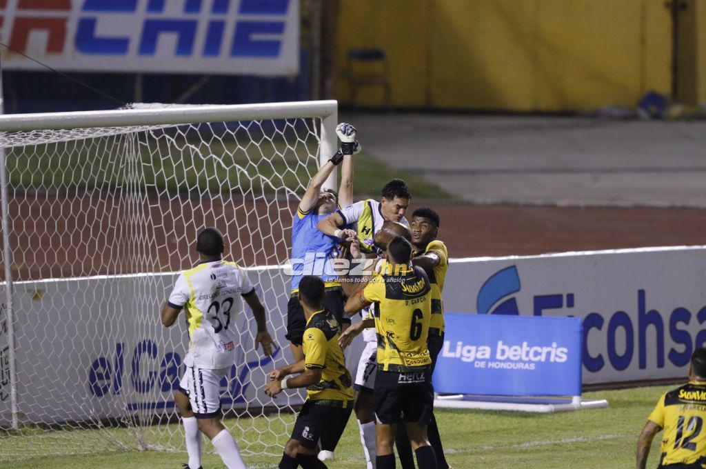 Jhow Benavídez de portero, la roja a “Buba” López y bronca entre jugadores de Real España y Génesis
