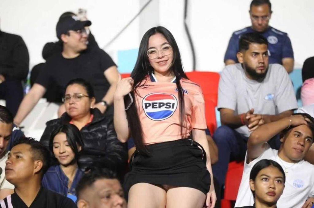 Se volvió viral por un descuido: La bella aficionada del Motagua que agitó las redes en la final de ida ante Olimpia