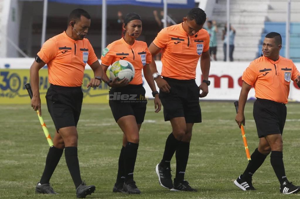Histórico: Merlin Soto se convertió en la segunda mujer en dirigir un partido de Primera División en Honduras