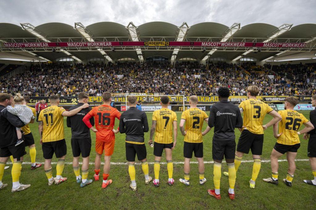 La burla del país: Invadieron el campo para celebrar el ascenso de su club, pero la fiesta se acabó por un hecho inesperado