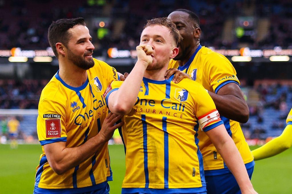 Sorpresa en la FA CUP: equipo de tercera división elimina a uno de la Premier League y se clasifica a 8vos después de 50 años