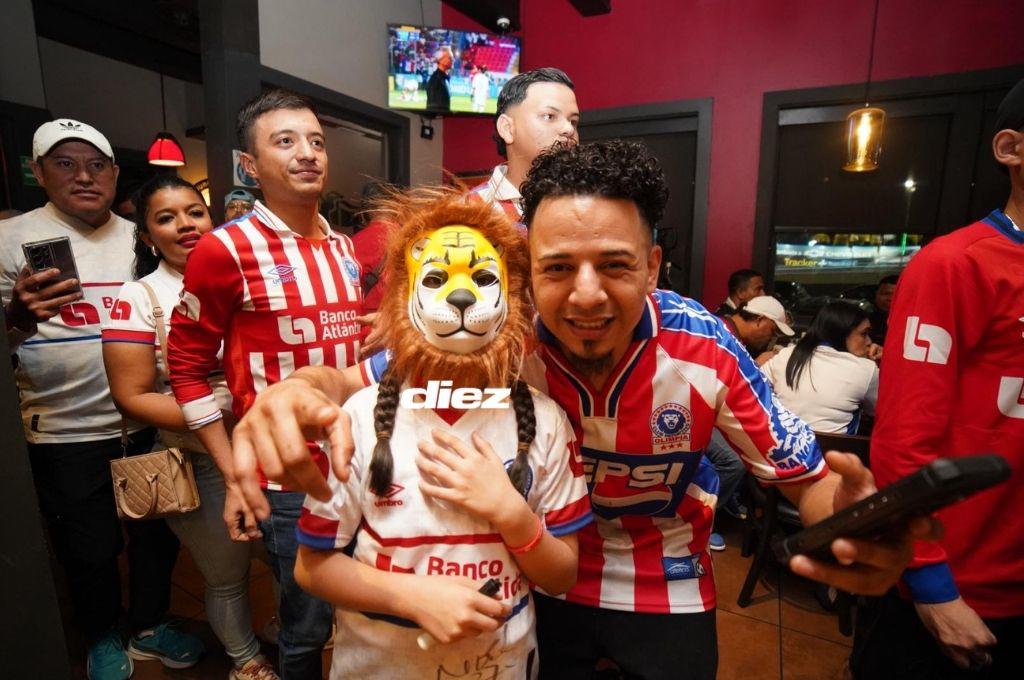 ¡Abrazo de campeón y la figura presente! Así fue la celebración íntima de la directiva y jugadores tras la conquista de la copa 40