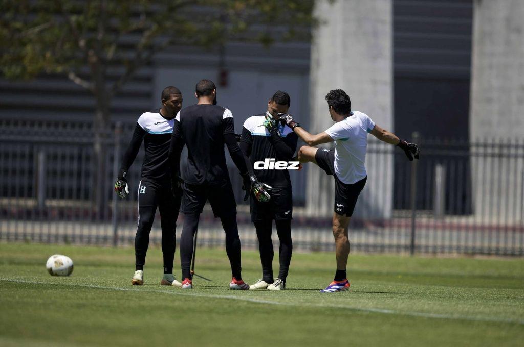 Selección de Honduras recibe visita de lujo, sonrisas y Rueda define su 11 titular; así fue el último entreno previo a enfrentar a México