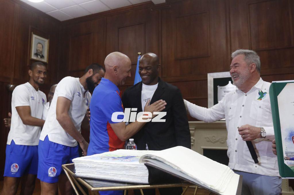 Así fue el homenaje a David Suazo en San Pedro Sula: firma de un libro histórico y llegaron los jugadores del Olimpia