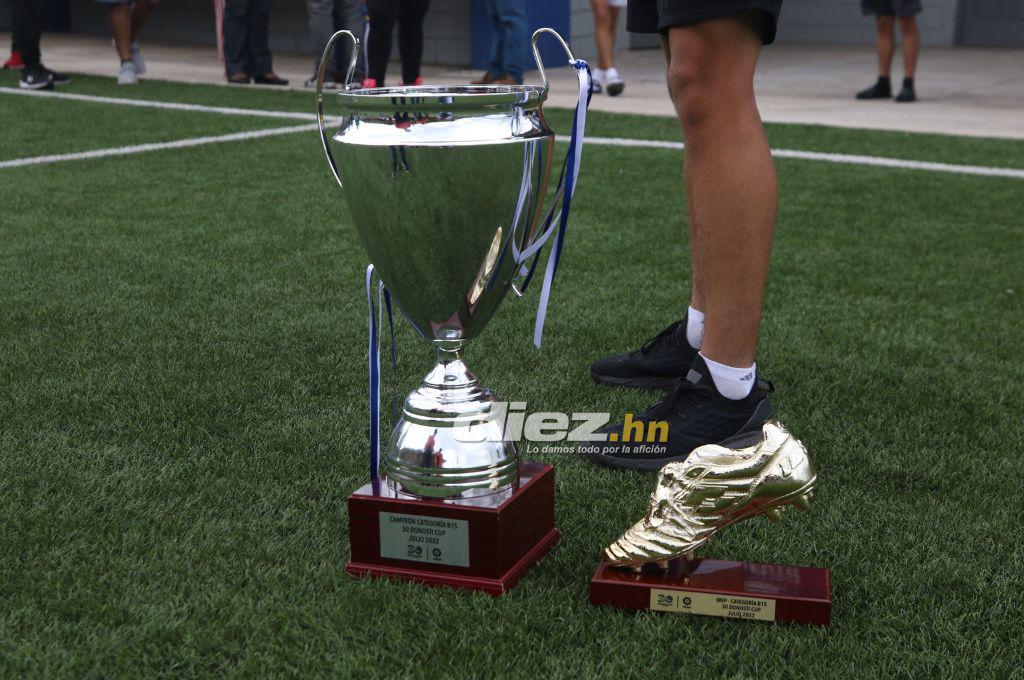 Presumieron la copa y la pancarta especial: Así fue el espectacular recibimiento que tuvo el Olimpia Sub-15 tras ganar la Donosti Cup