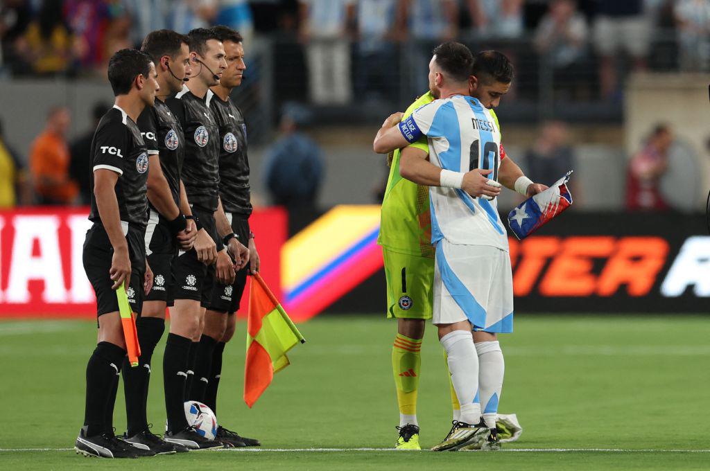 La polémica imagen del VAR en gol de Argentina ante Chile, la bronca de Messi con el árbitro y los masajes que ocupó