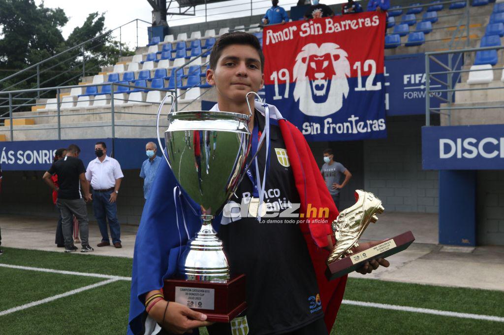 Presumieron la copa y la pancarta especial: Así fue el espectacular recibimiento que tuvo el Olimpia Sub-15 tras ganar la Donosti Cup
