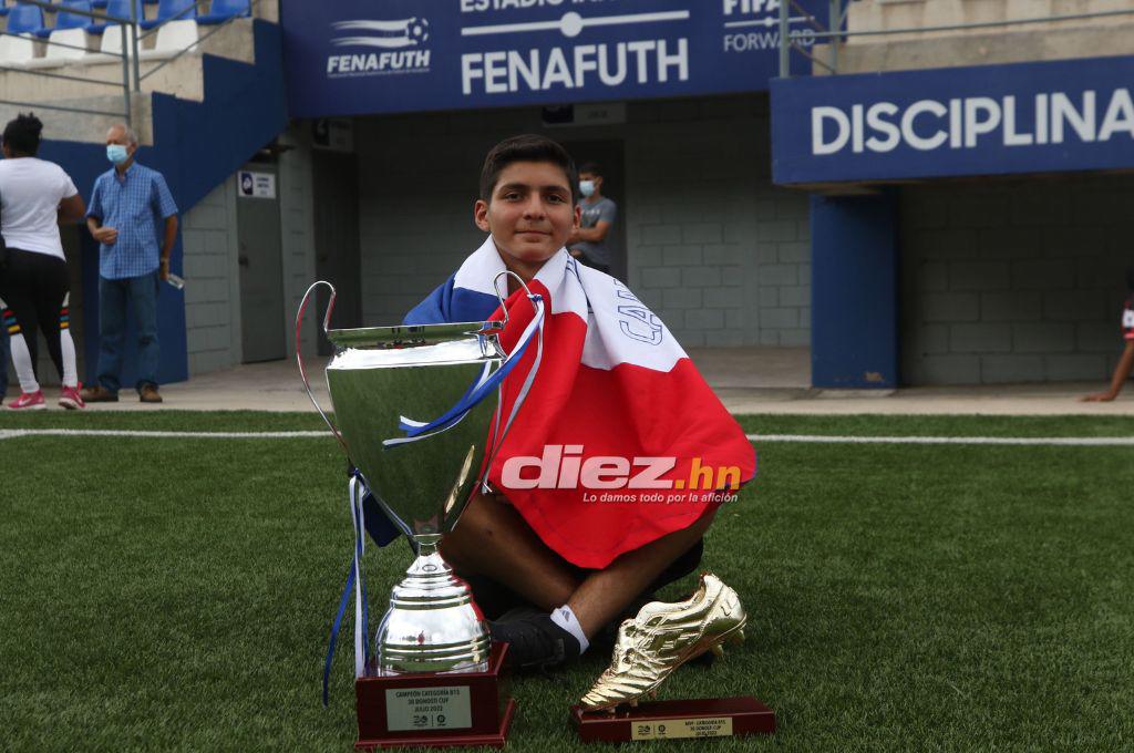 Presumieron la copa y la pancarta especial: Así fue el espectacular recibimiento que tuvo el Olimpia Sub-15 tras ganar la Donosti Cup