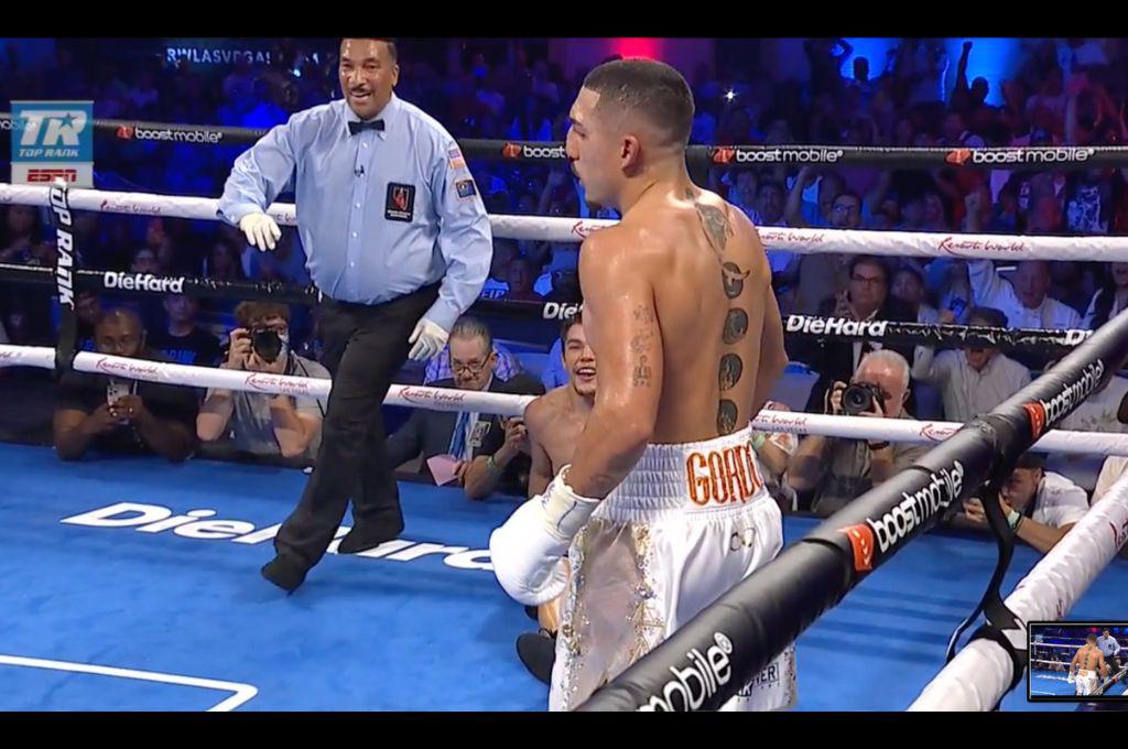 ¡Así lo mandó a la lona! Teófimo López y su resurrección ante Pedro Campa: la bandera de Honduras presente