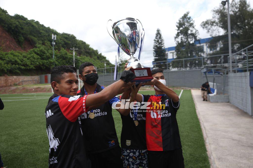 Presumieron la copa y la pancarta especial: Así fue el espectacular recibimiento que tuvo el Olimpia Sub-15 tras ganar la Donosti Cup