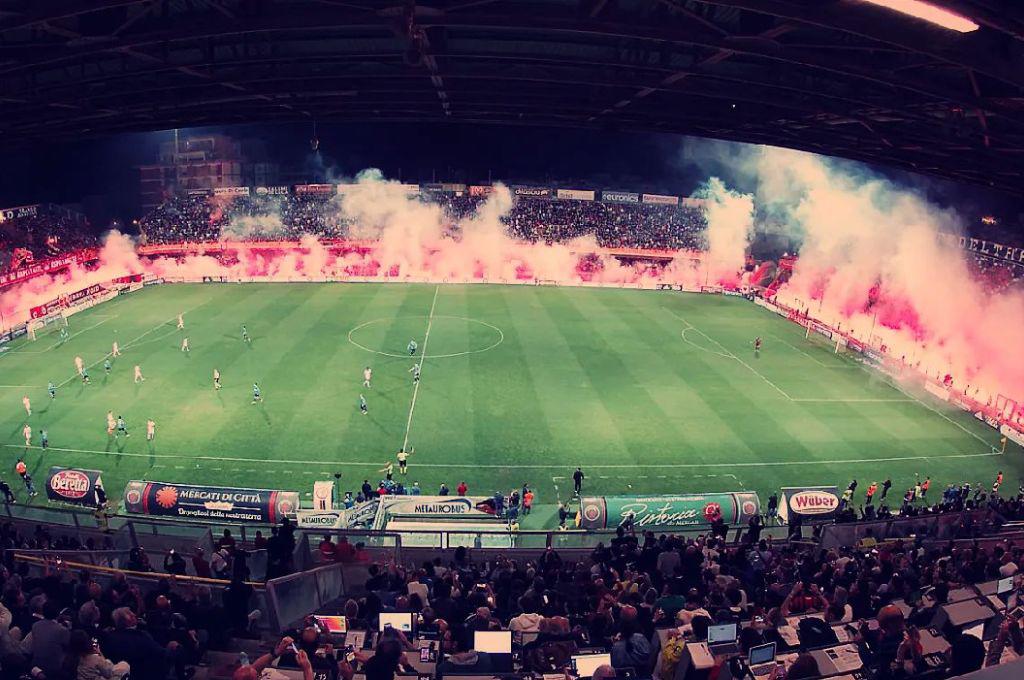 No aguantan perder: hinchas de equipo italiano incendian el estadio del rival tras caer en el CLÁSICO; tiraron piedras a los bomberos