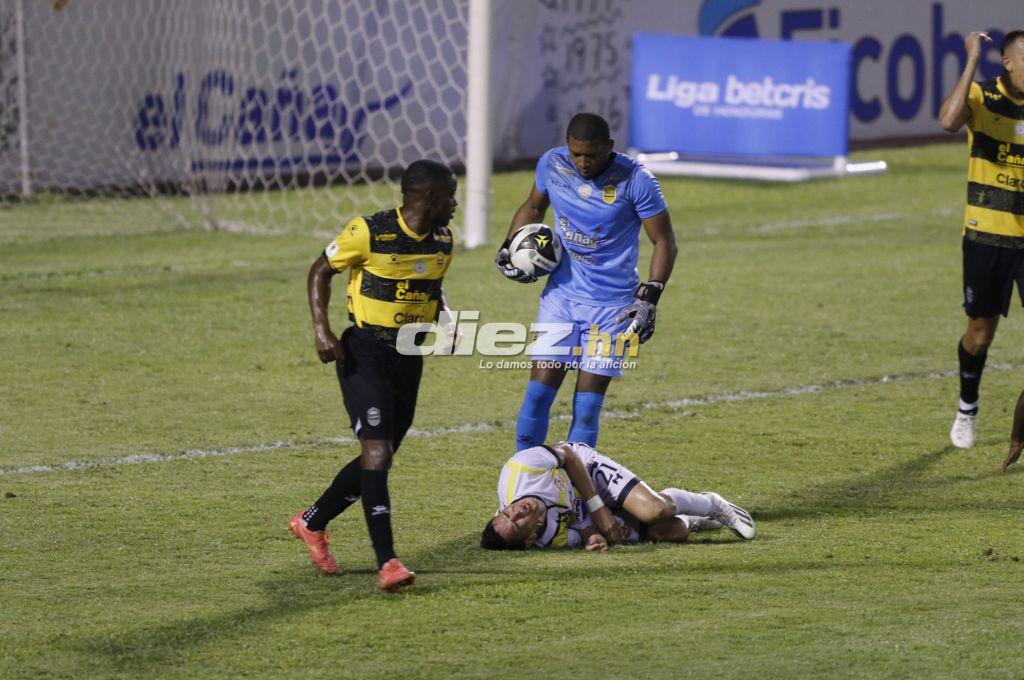 Jhow Benavídez de portero, la roja a “Buba” López y bronca entre jugadores de Real España y Génesis