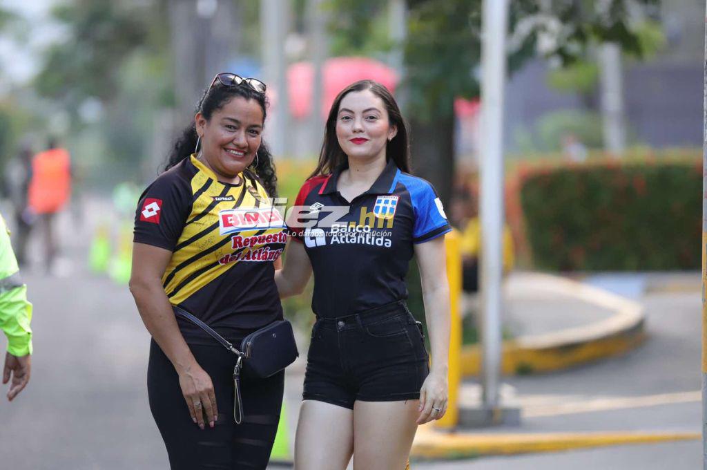 Muchas bellezas y gran ambiente en el estadio Morazán para el clásico entre Real España-Olimpia