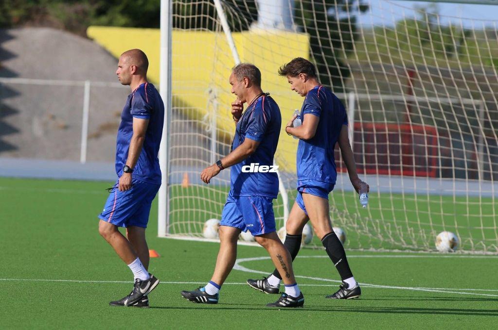 Engramillado, temperatura y rodeado de sus figuras: el entreno de Haití en el estadio Ergilio Hato de Curazao