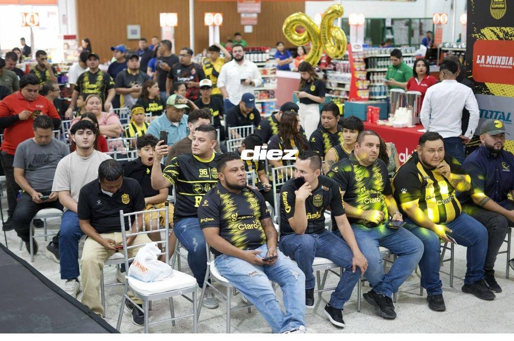 ¡Rodeado de sus leyendas! Real España presentó su nueva indumentaria y celebró a lo grande su aniversario con su afición