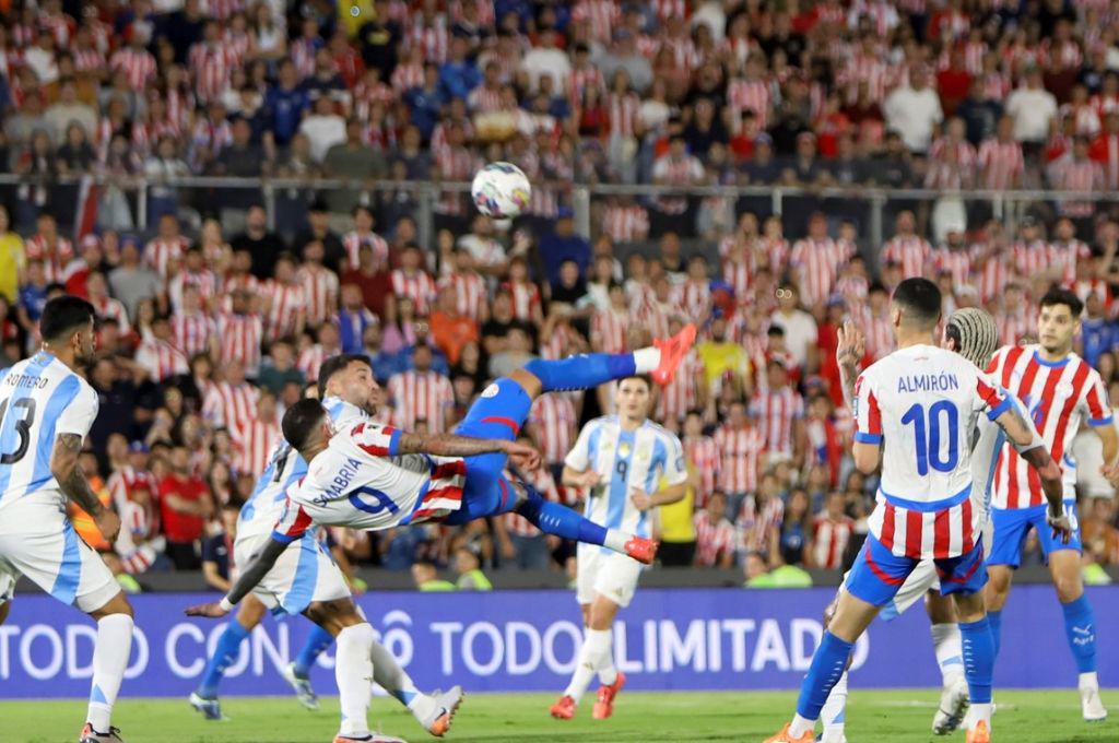 Le escupió a Messi y Leo lo humilló ¿Quién es Antonio Sanabria, el autor del golazo de chilena en el Paraguay-Argentina?