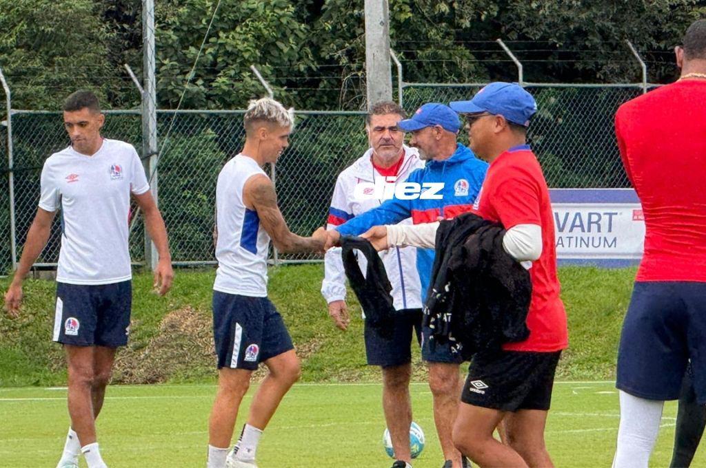 Olimpia vs Marathón: tremendo abrazo de Espinel, futbolista usa vendaje para llegar a la final y otro se ausenta del entreno