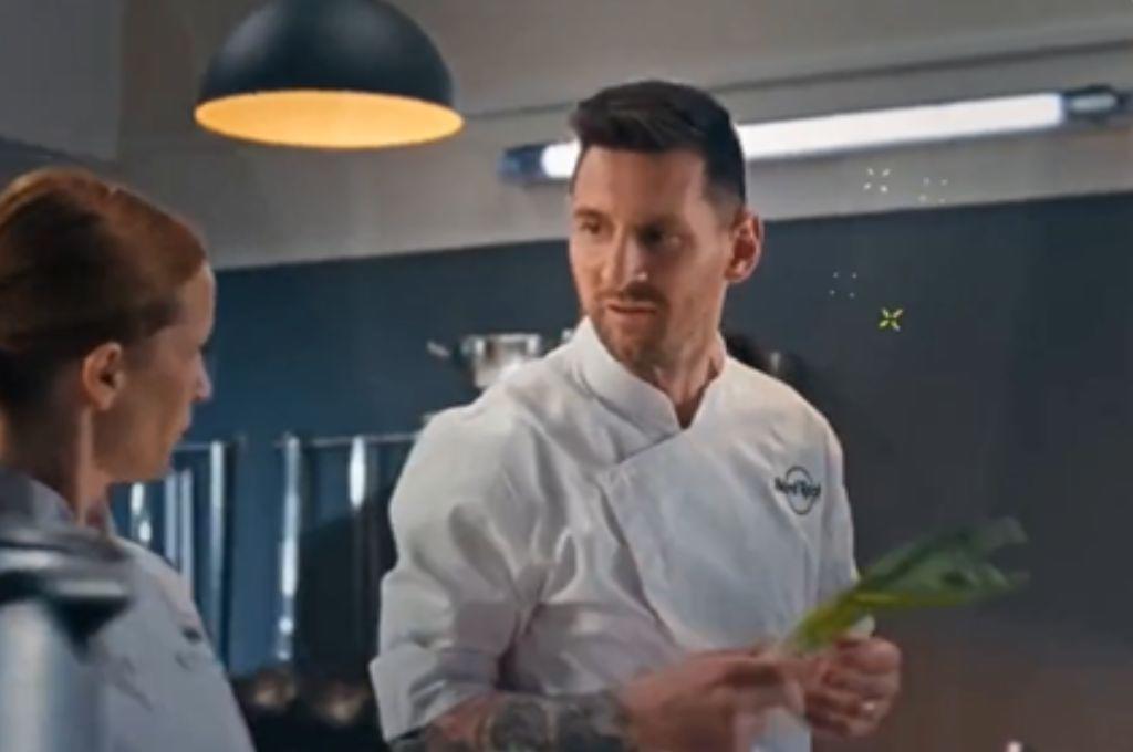 Vestido de cocinero y hasta presentó el menú: Messi sorprende con su nueva faceta de chef en Inter de Miami y los niños no lo podían creer