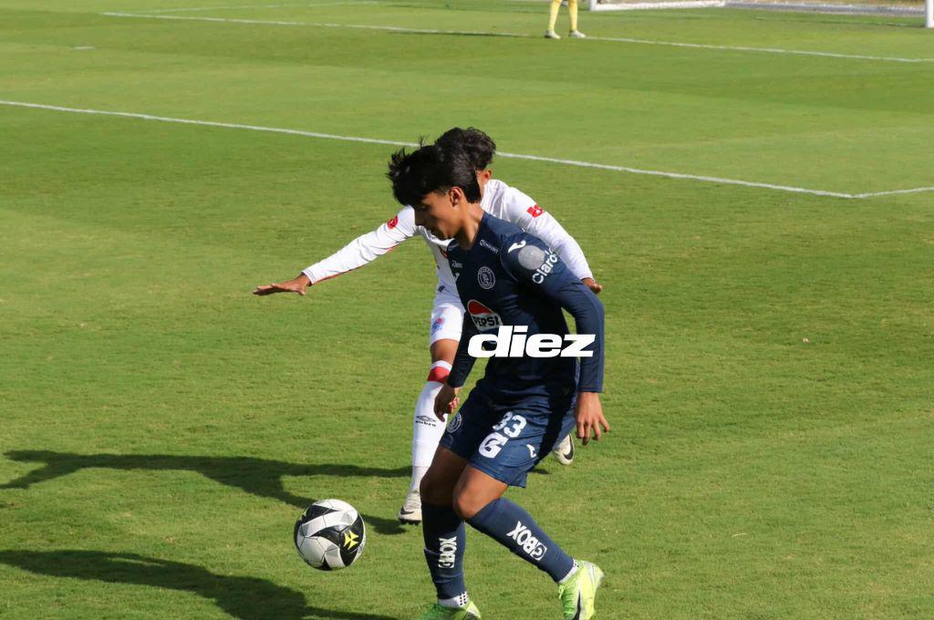 Olimpia doblega a Motagua, futbolista llega resguardado y la bella chica que engalanó el clásico