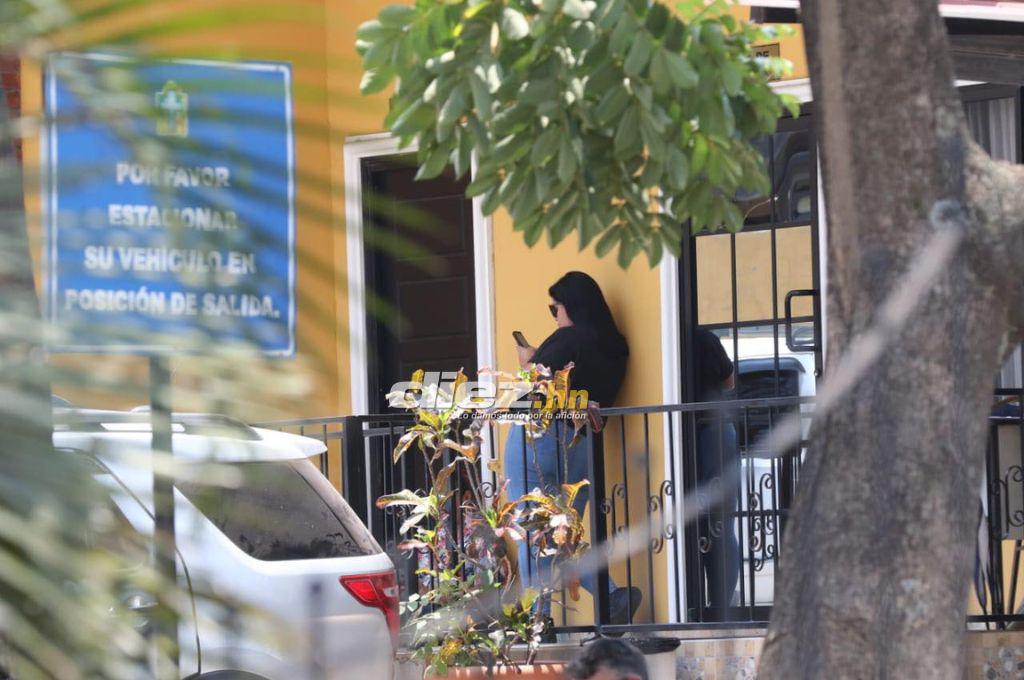 ¡Duro Momento! Rubén Matamoros es acompañado por sus familiares y amigos en el velatorio de su hijo menor