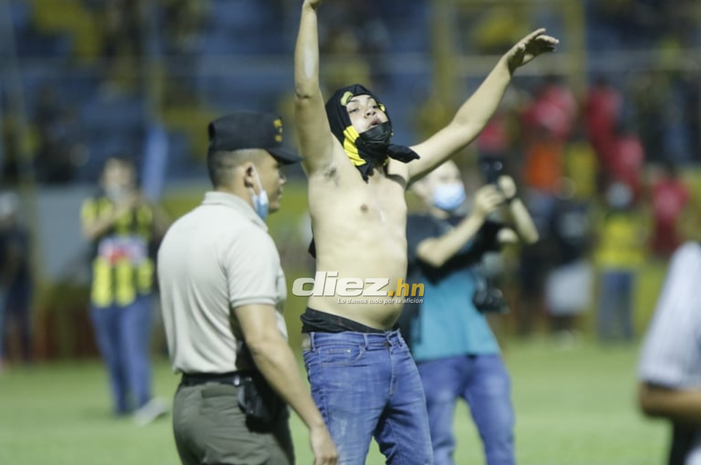 Las fotos del drama en el Morazán: Jhow Benavídez pidiendo calma, policía y aficionados heridos en el Clásico Real España-Marathón