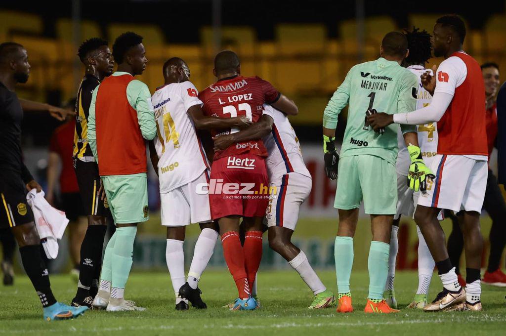 NO SE VIO EN TV: El cariño de Troglio a ex jugador de Olimpia, Gullit Peña causa furor y el regreso del ‘Doctor’