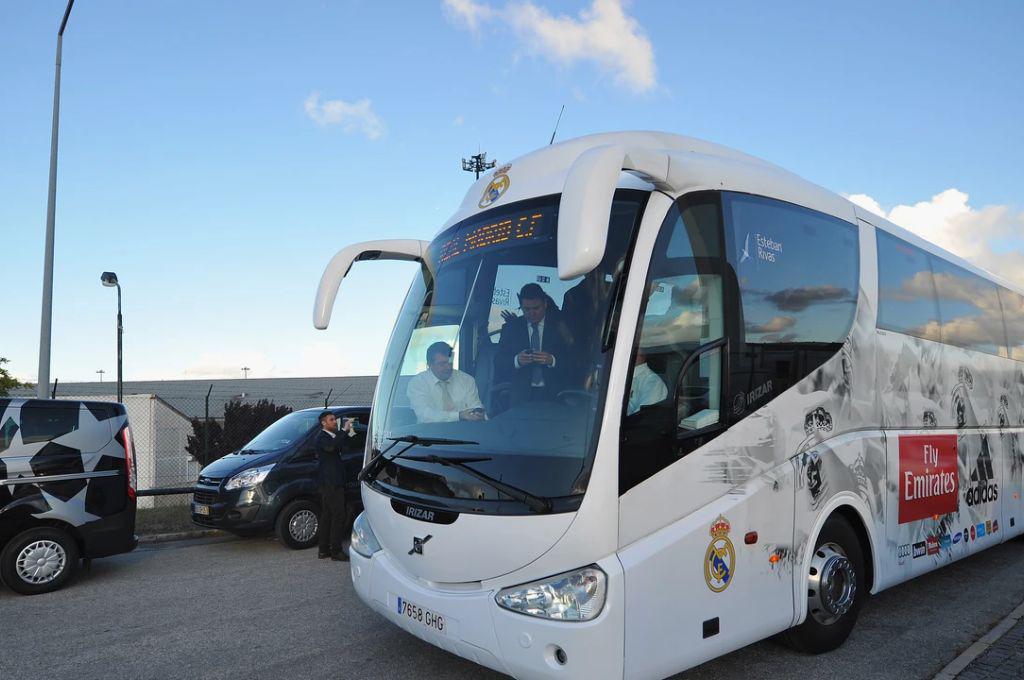 Malas noticias en el Real Madrid: El bus del club sufrió accidente en su vuelta de Liverpool ¿cómo están los jugadores?