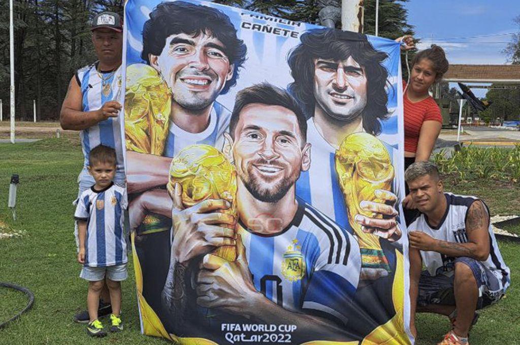 Leo Messi y sus ‘muchachos’ ya están en Argentina: El increíble mural y trapo para la ‘Pulga’ y la nueva camisa de la Albiceleste