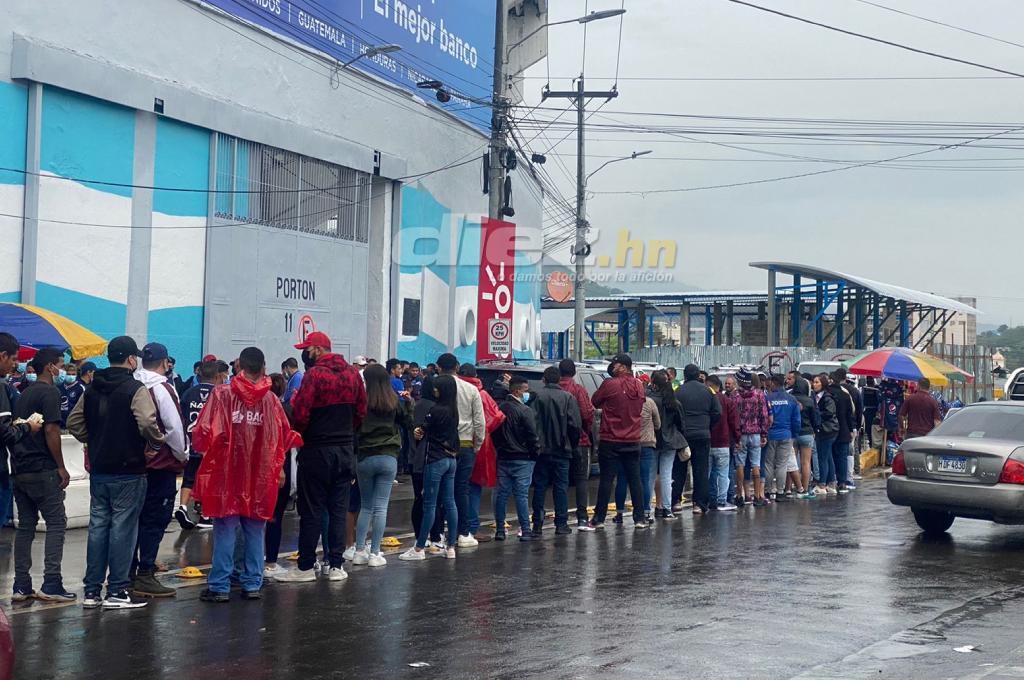¡Se pinta el Nacional! Así se vivió la previa de la final de ida entre Motagua y Real España: la afición puso el color