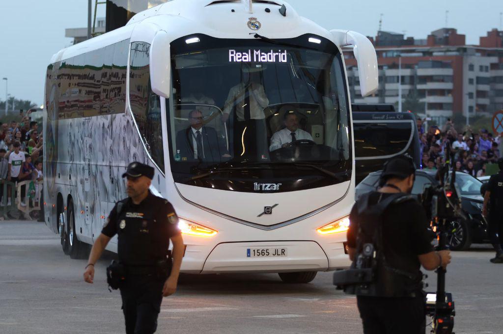 Malas noticias en el Real Madrid: El bus del club sufrió accidente en su vuelta de Liverpool ¿cómo están los jugadores?