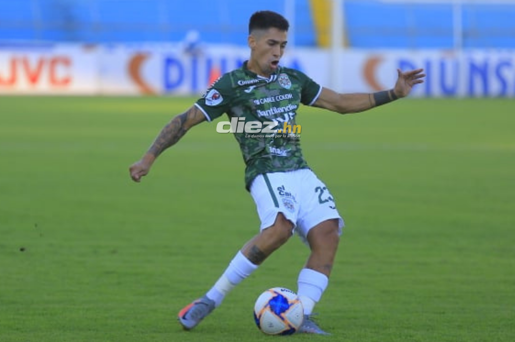 Juan Vieyra, la joya que brilla en el medio campo de Marathón y que se ha codeado con grandes personajes del fútbol argentino