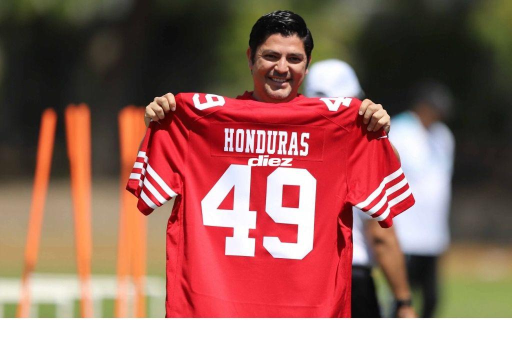 Selección de Honduras recibe visita de lujo, sonrisas y Rueda define su 11 titular; así fue el último entreno previo a enfrentar a México