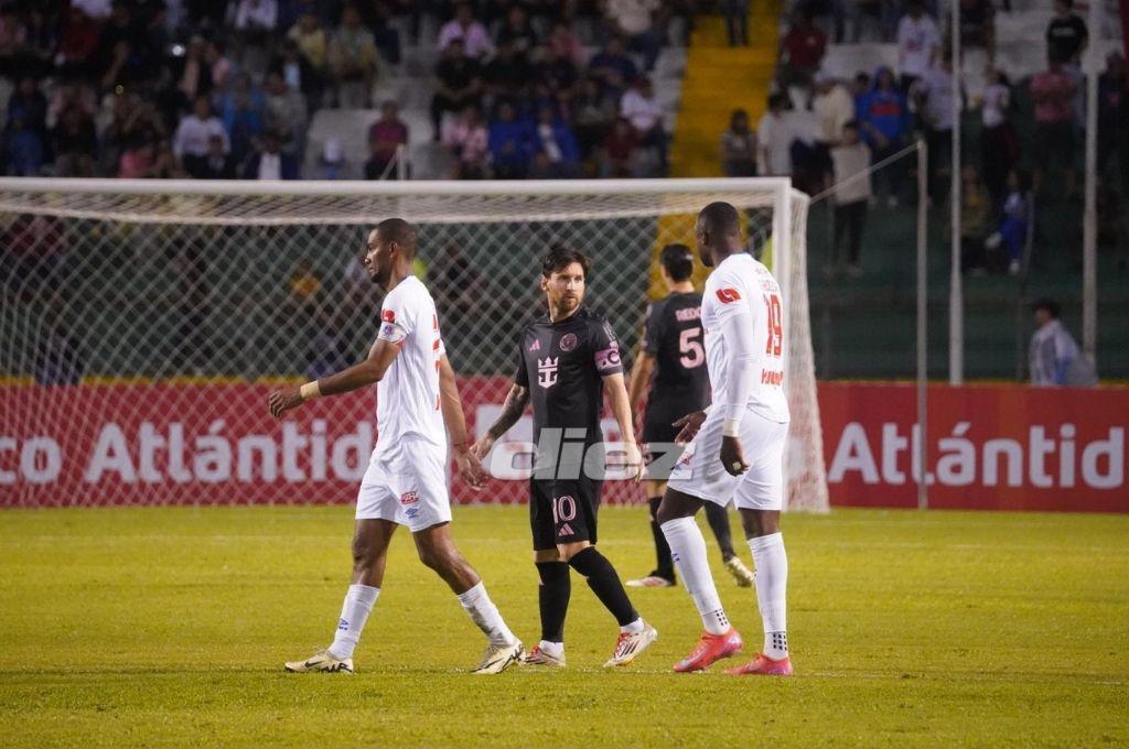 Messi anotó e hizo magia en el Olímpico: el gran gesto del argentino y los jugadores del Olimpia que ‘insistieron’ por su camisa