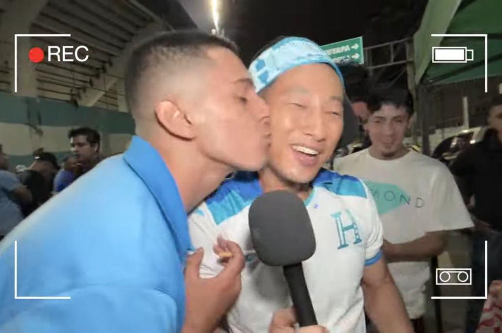 ¡Besó el escudo! Shin Fujiyama estalló de la locura en el triunfo de Honduras vs México: el mensaje a Choco y ¿le gustó la cerveza?