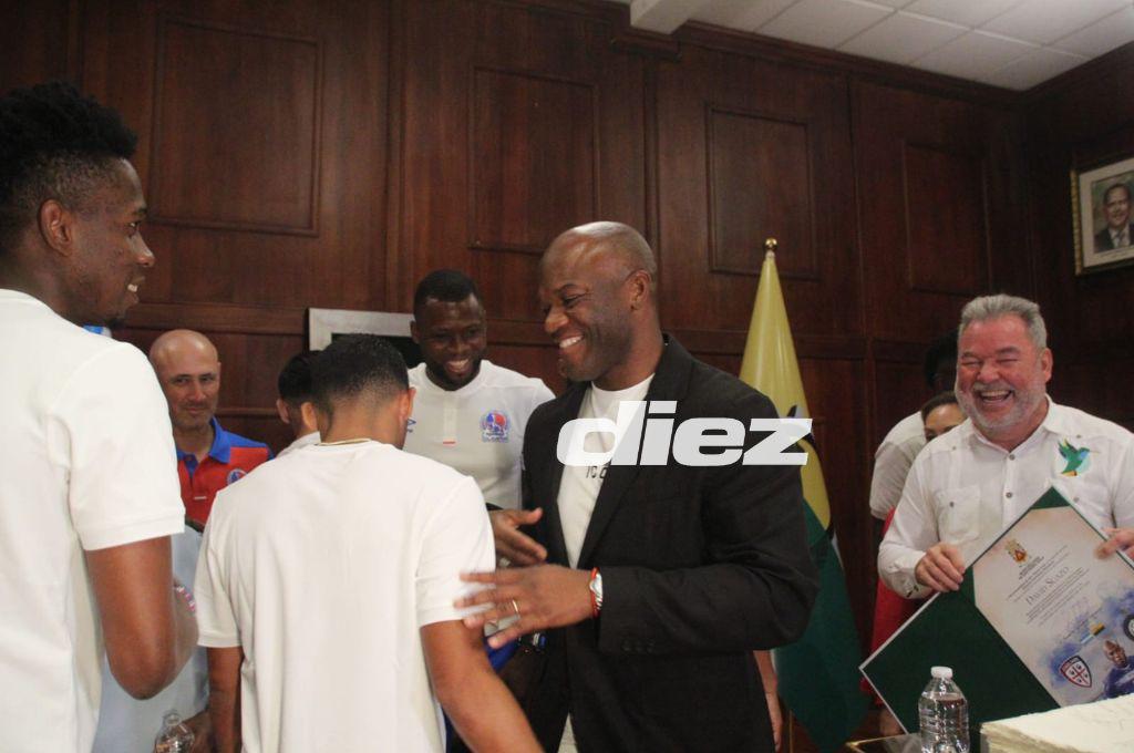 Así fue el homenaje a David Suazo en San Pedro Sula: firma de un libro histórico y llegaron los jugadores del Olimpia