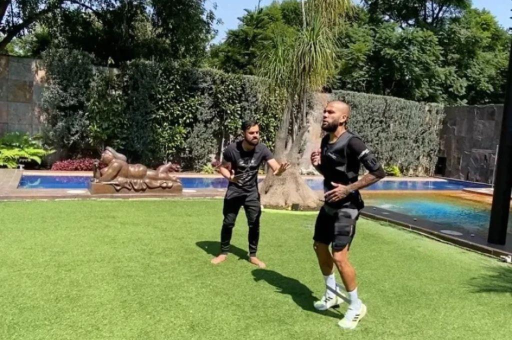 La primera petición de Dani Alves al salir de la cárcel, los regalos que dejó a los prisioneros y la fiesta que montará en casa