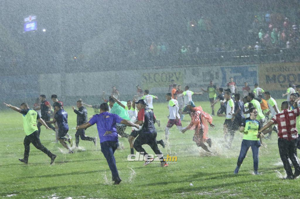 ¡Locura total! Invasión de aficionados y tristeza de Lone: Así celebró el ascenso a Liga Nacional el Olancho FC