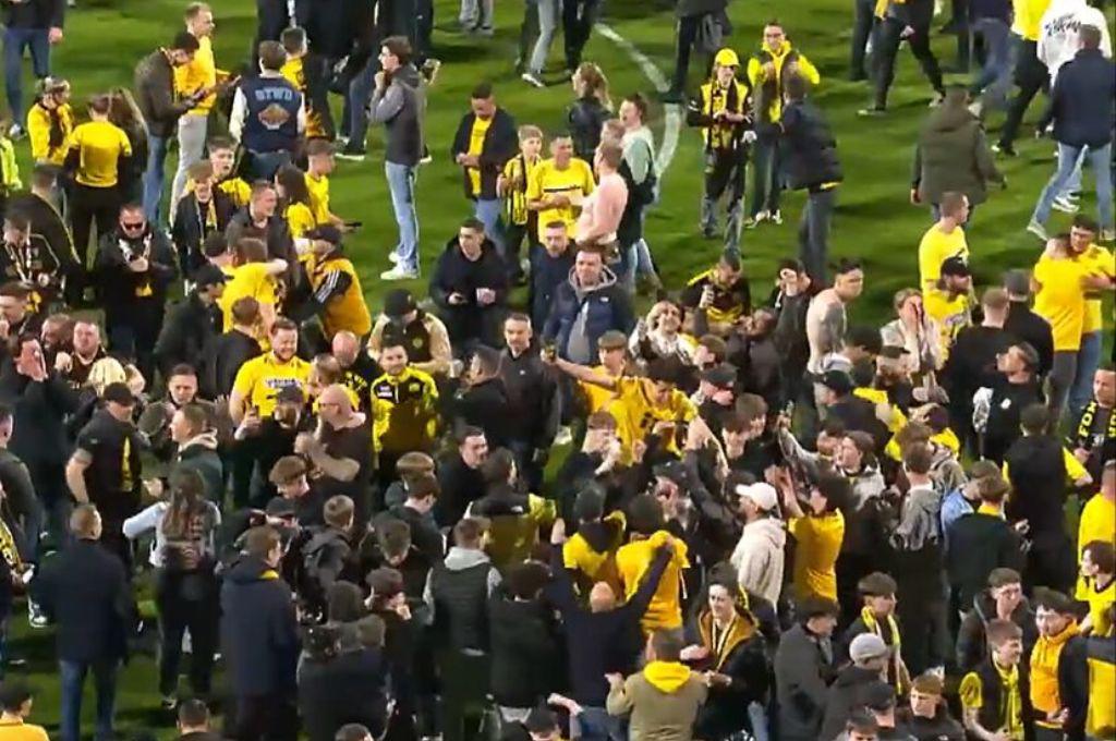 La burla del país: Invadieron el campo para celebrar el ascenso de su club, pero la fiesta se acabó por un hecho inesperado