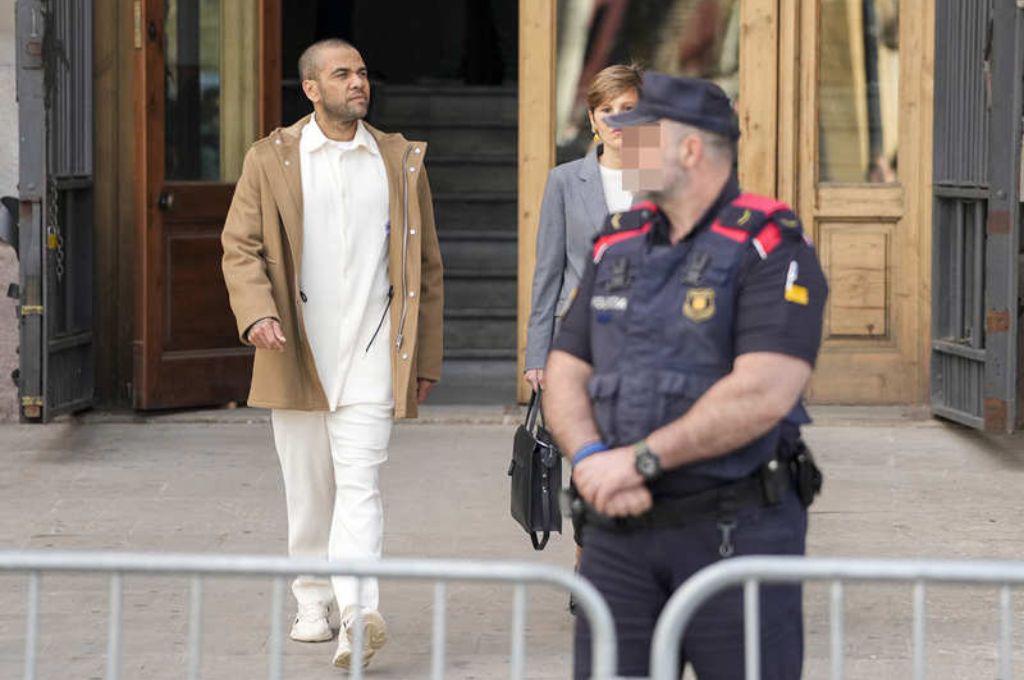 Dani Alves sale de su mansión por primera vez: su nueva pareja inseparable y lo que le gritaban en la calle