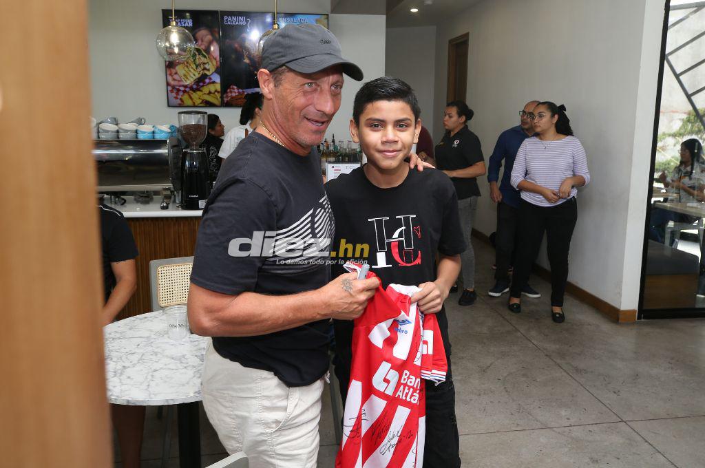 ¡Celebración de Campeón! Pedro Troglio y jugadores del Olimpia disfrutaron tras la conquista de la Copa invicta de Apertura