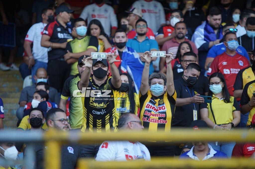 El ambiente en el interior del estadio Morazán: Pintado de amarillo y negro, pero también de blanco