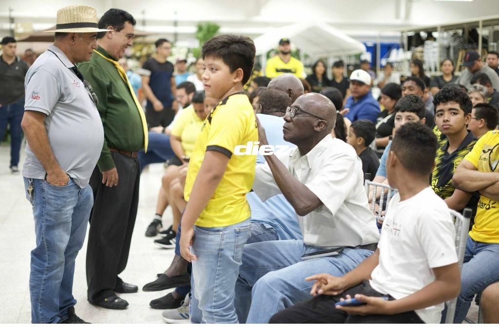 ¡Rodeado de sus leyendas! Real España presentó su nueva indumentaria y celebró a lo grande su aniversario con su afición