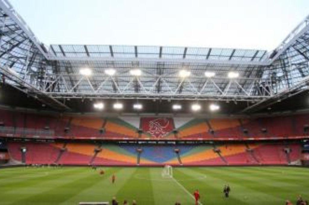 Hizo 4 expulsiones, añadió 15 minutos y celebró el título con el campeón: ¿Cuál fue el ‘premio’ que se llevó el árbitro?