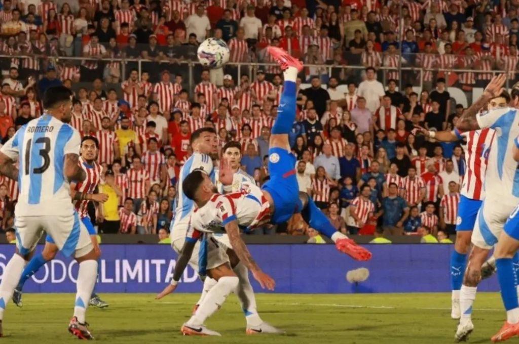 Le escupió a Messi y Leo lo humilló ¿Quién es Antonio Sanabria, el autor del golazo de chilena en el Paraguay-Argentina?