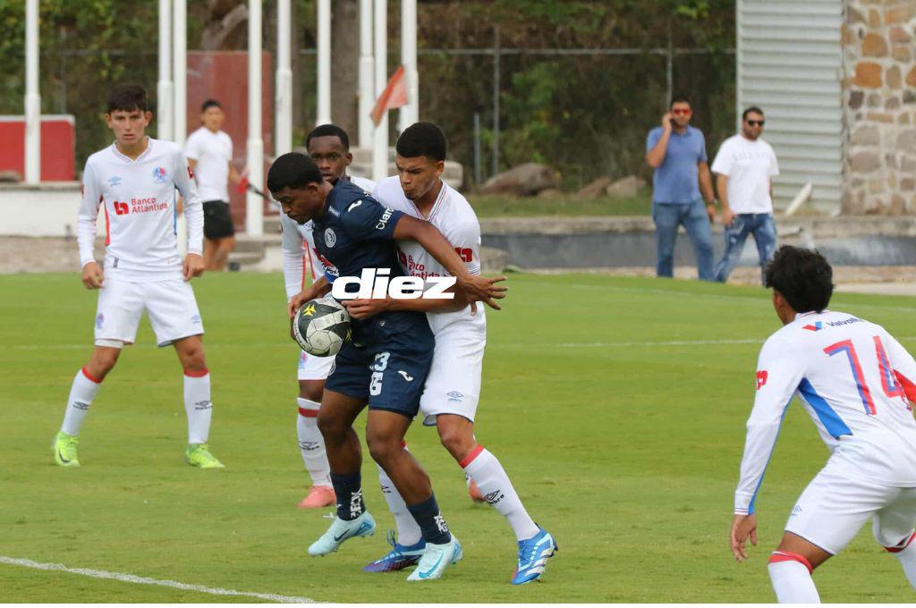 Olimpia doblega a Motagua, futbolista llega resguardado y la bella chica que engalanó el clásico