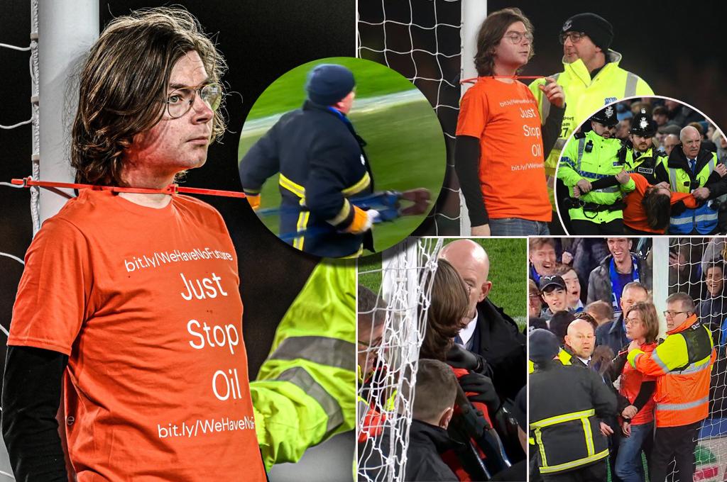 Nunca se vio esto en la Premier League: aficionado salta al campo y se amarra a una de las porterías para detener el Everton-Newcastle